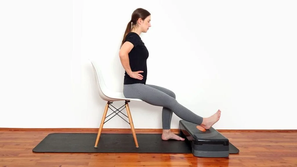 Raztezanje mišic zadnje lože v sedečem položaju korak 1